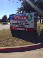 D's Donut Shop outside