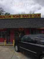 Macon Road BBQ outside