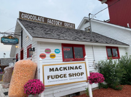 Mackinac Fudge Shop outside