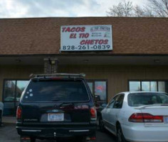 Tacos El Tio Chetos outside