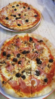 D'luigis Pizzeria food