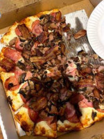 Pogo's Pizza food