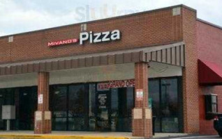 Mivano's Pizza inside