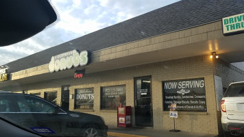 Midlothian Donuts outside