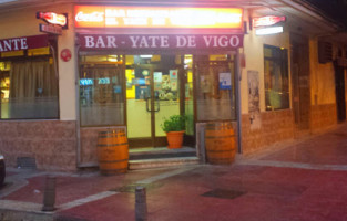 Yate De Vigo outside