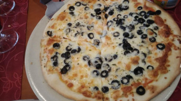 Divina Pizza food