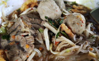 Aunt Phon Beef Noodles, Soi U Ruea food