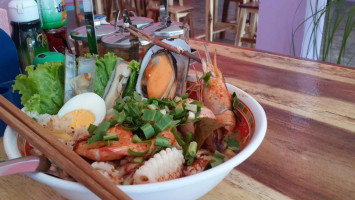 ร้านสามสหายก๋วยเตี๋ยวต้มยำ food