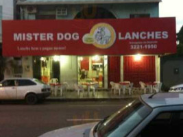 Mister Dog Lanches outside