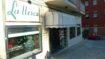 Llesca outside