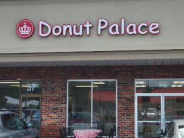 Donut Palace inside