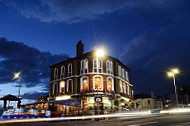 The Hyde Park Pub outside