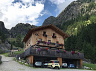 Rifugio Nasereit outside