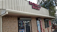 La Familia Bakery outside