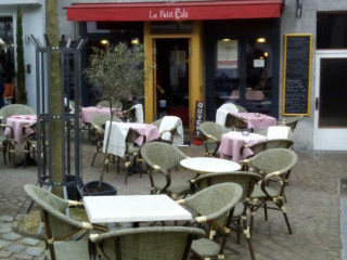 Le Petit Cafe