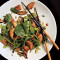 Hackad Sallad Med Söt Lökskyckling Teriyaki